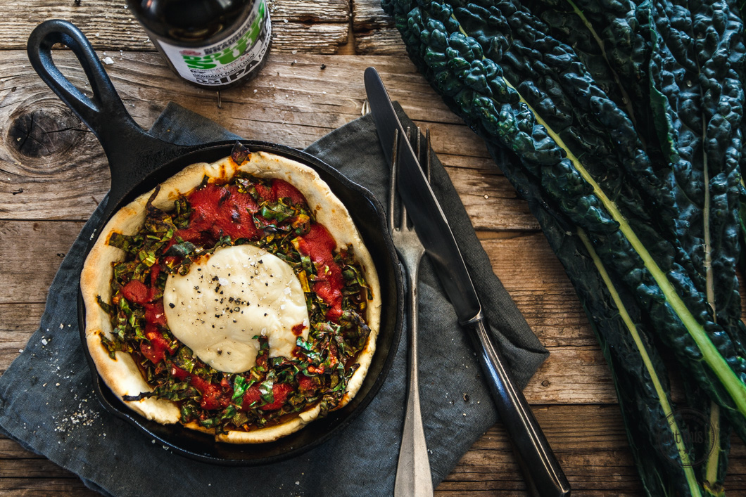 Knusprige Schwarzkohl-Pies aus der Gusseisenpfanne