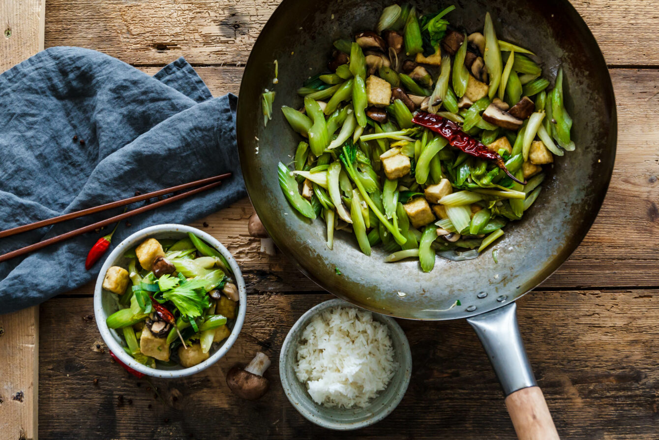 Veganer Szechuan-Sellerie-Wok