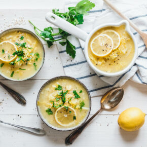 Zitronige Wirsingsuppe mit Graupen