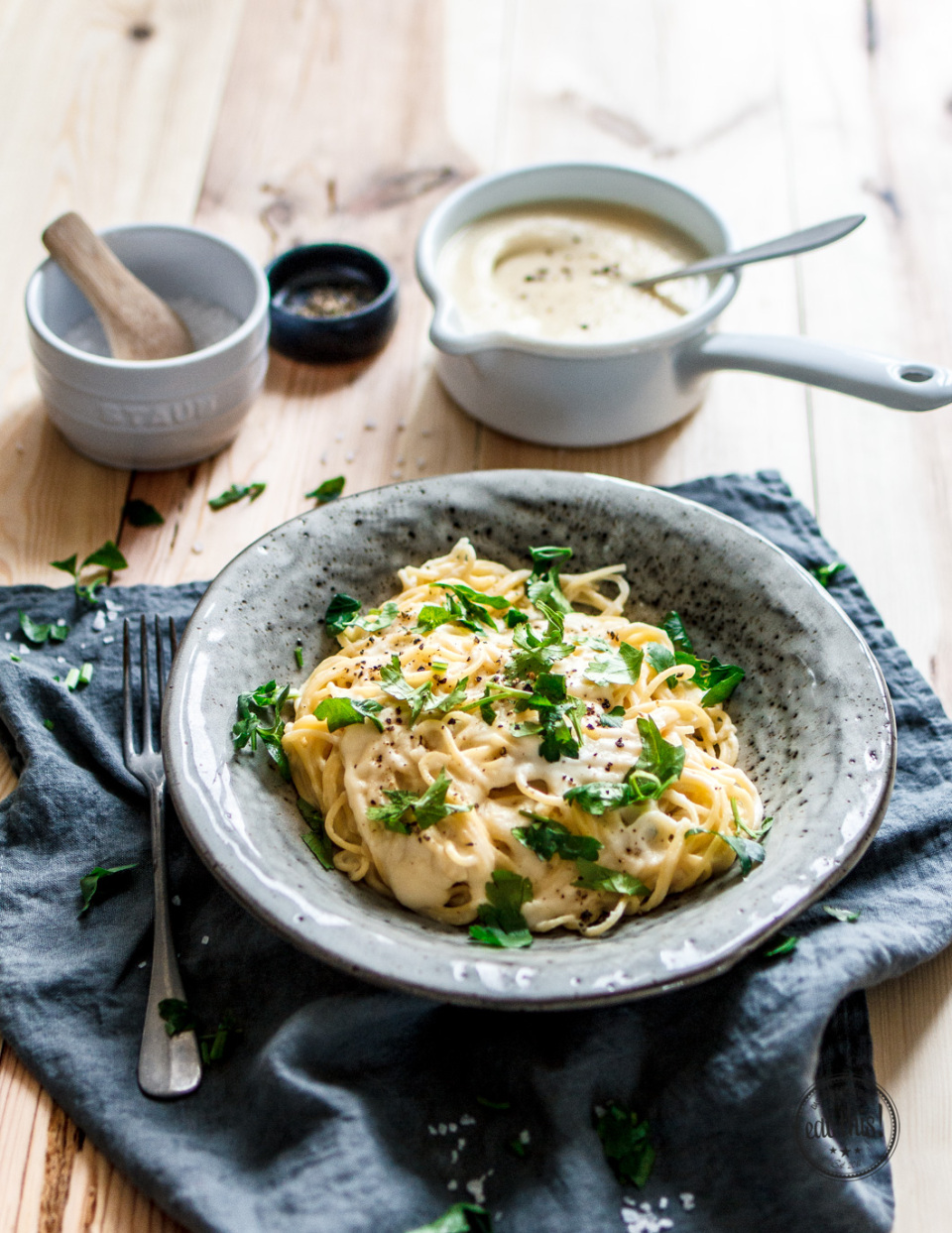 Spaghetti Alfredo mit cremiger Blumenkohl-Sauce