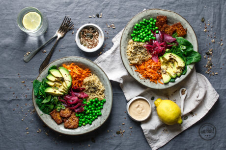 Good Life Bowl mit glasiertem Tempeh & Erdnussdressing