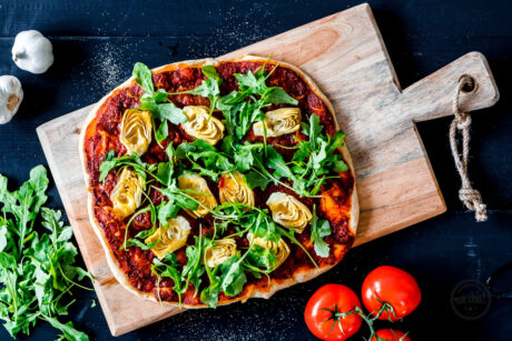 Frühlingshafte Pizza mit Artischocken und Rucola