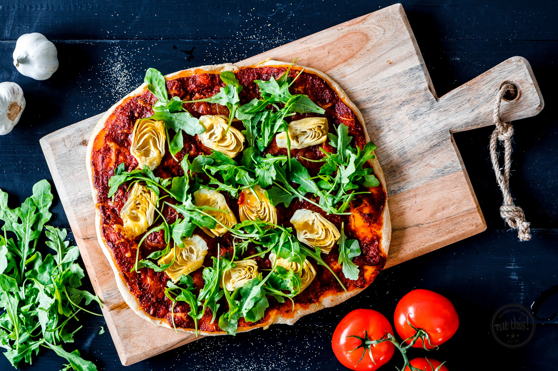 Frühlingshafte Pizza mit Artischocken und Rucola