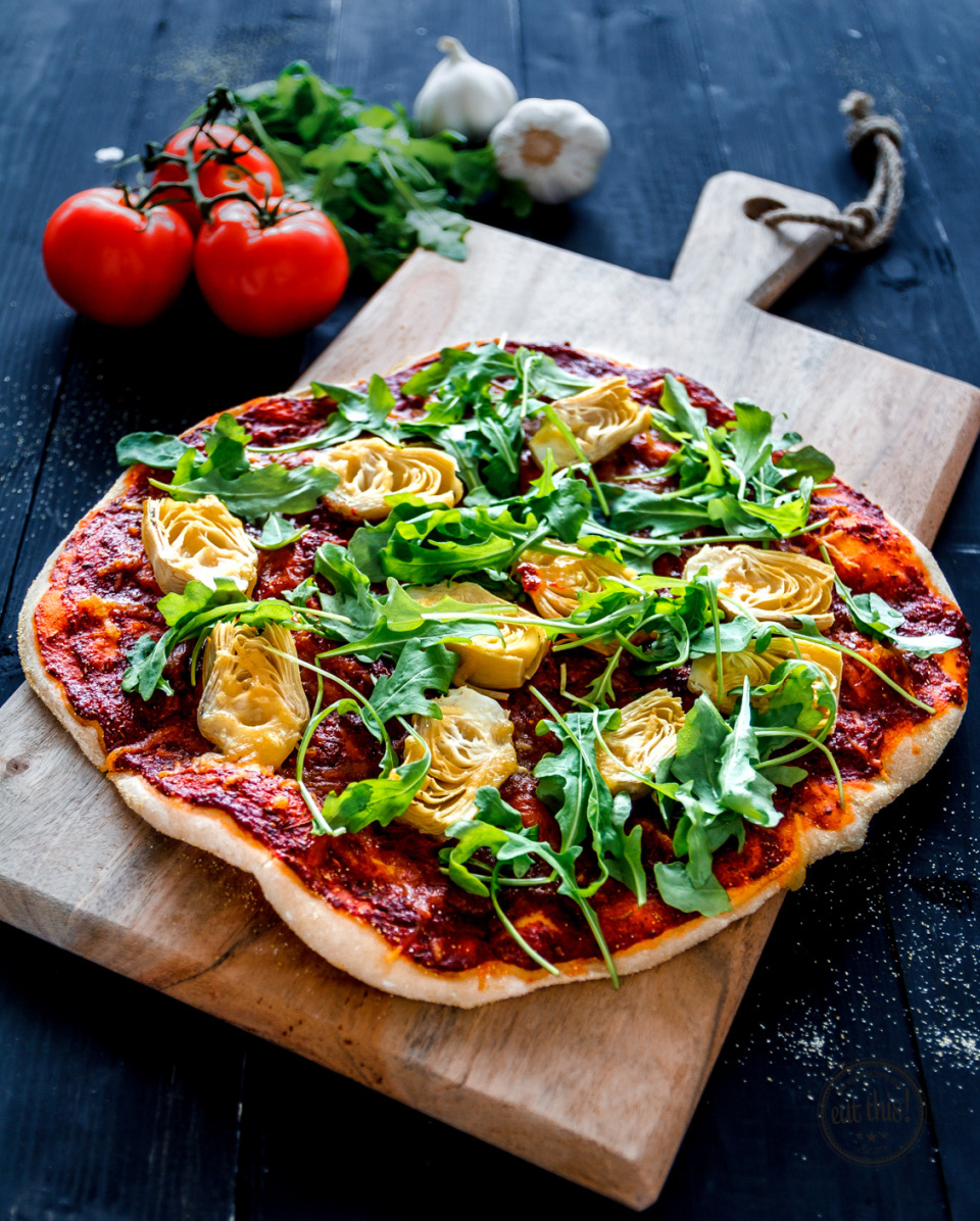 Frühlingshafte Pizza mit Artischocken und Rucola
