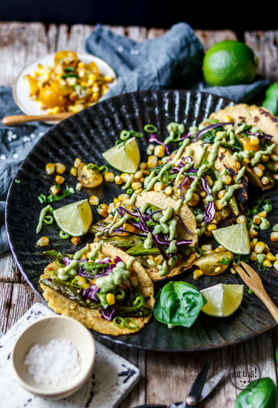 Gruene Spargeltacos mit Maissalsa und Avocadocrema-3