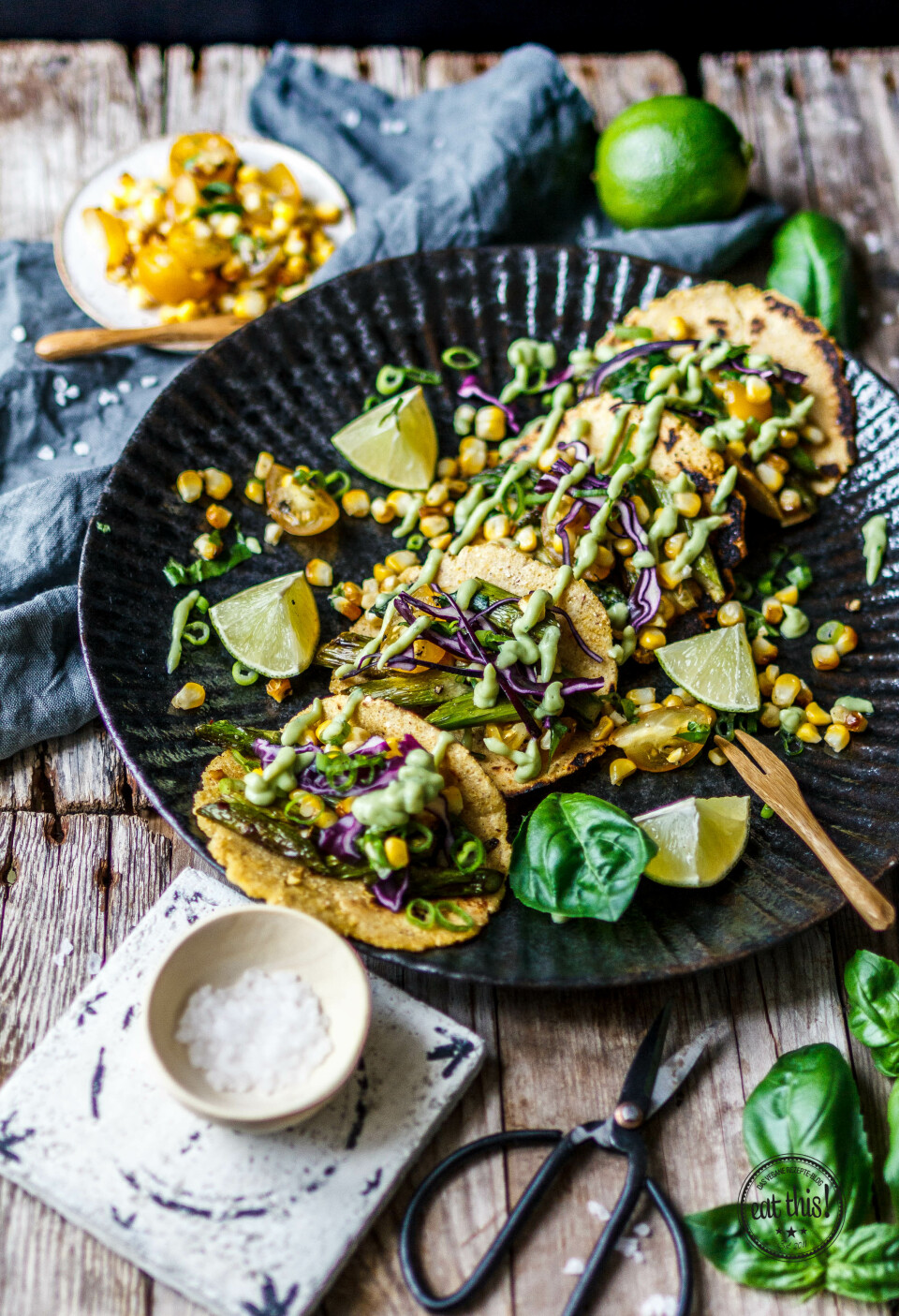 Gruene Spargeltacos mit Maissalsa und Avocadocrema-4