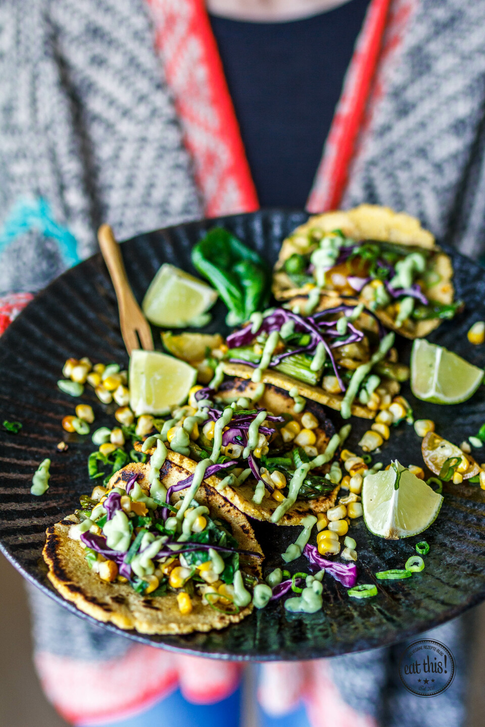 Gruene Spargeltacos mit Maissalsa und Avocadocrema-6