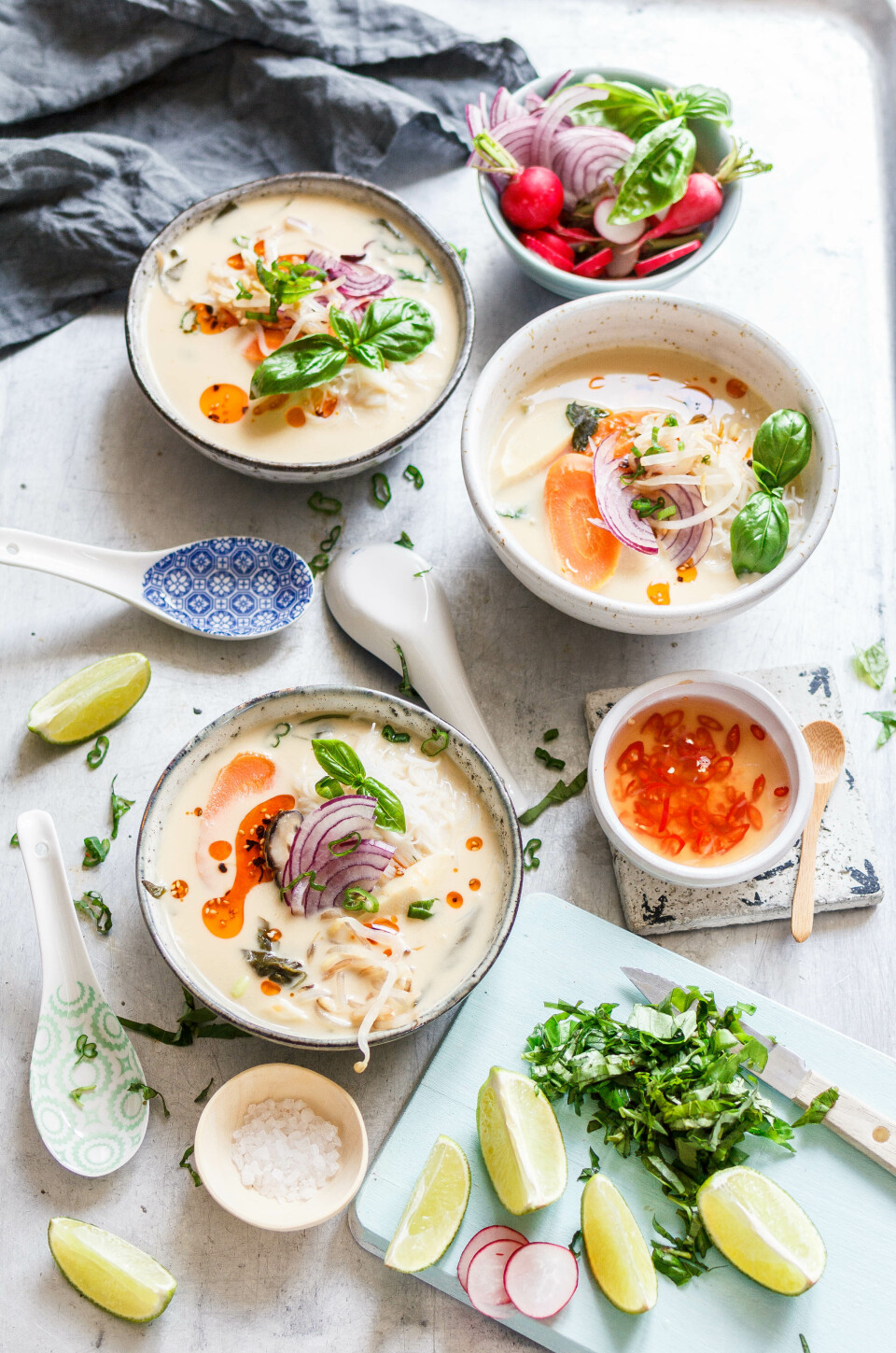 Vegane Thai-Style Erdnuss-Kokos-Suppe mit frischem Gemüse