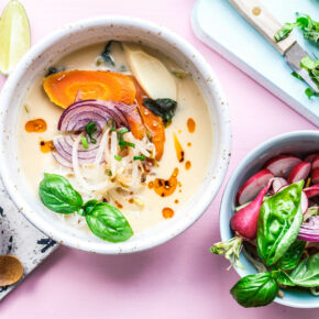 Vegane Thai-Style Erdnuss-Kokos-Suppe mit frischem Gemüse