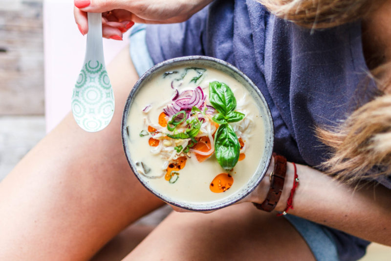 Vegane Thai-Style Erdnuss-Kokos-Suppe mit frischem Gemüse