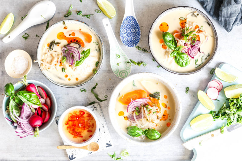 Vegane Thai-Style Erdnuss-Kokos-Suppe mit frischem Gemüse