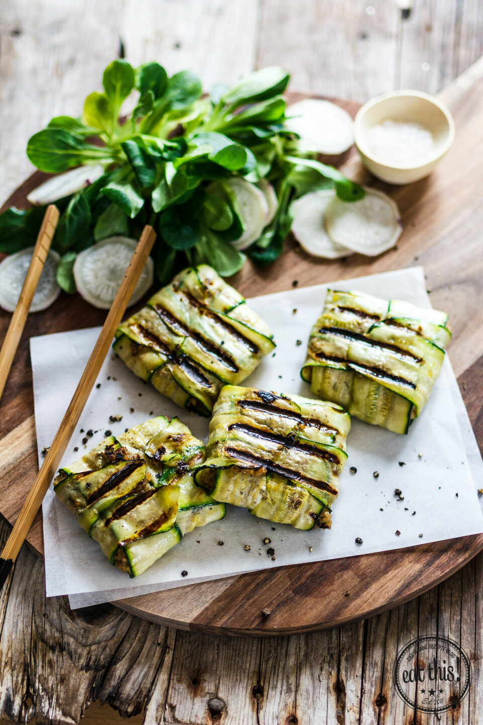 Gegrillte Zucchinipäckchen aus Vegan grillen kann jeder