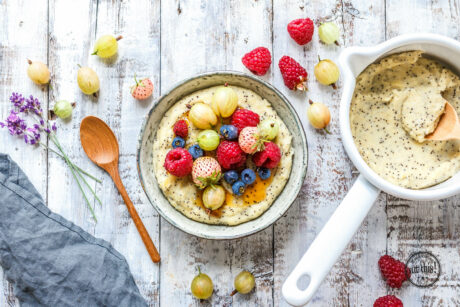 Kamut-Griesbrei mit Sommerbeeren