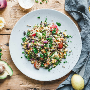 Sommerlicher Buchweizensalat mit Avocado & frischen Kräutern