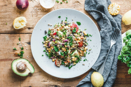 Sommerlicher Buchweizensalat mit Avocado & frischen Kräutern