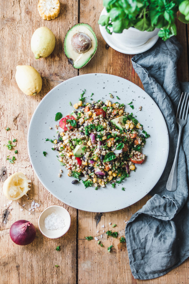 Sommerlicher Buchweizensalat mit Avocado & frischen Kräutern
