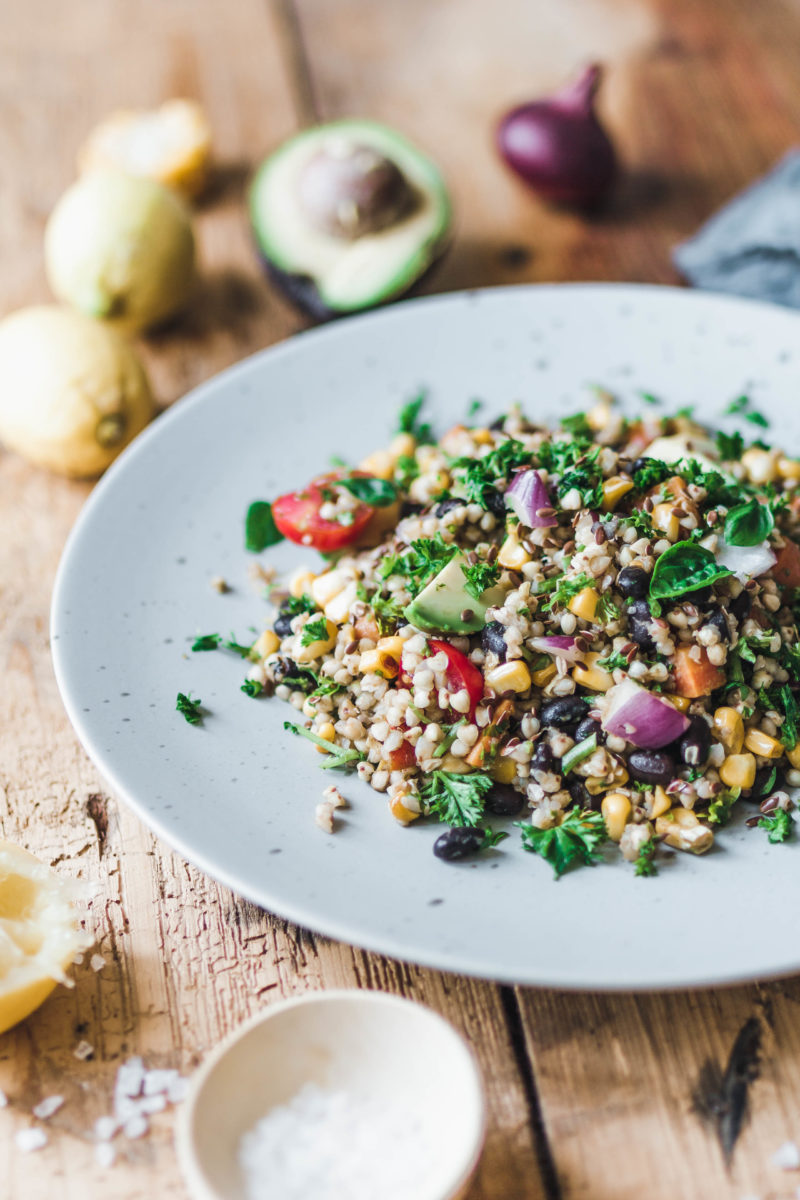 Sommerlicher Buchweizensalat mit Avocado & frischen Kräutern