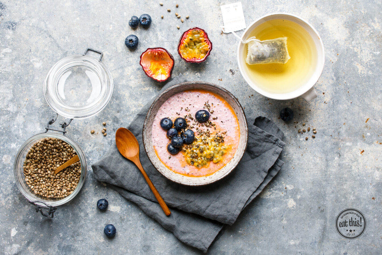Rohes Buchweizenporridge mit Maracuja