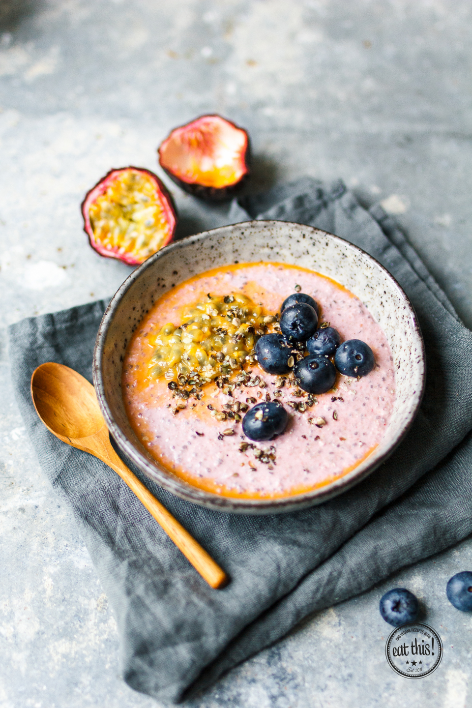 Rohes Buchweizenporridge mit Maracuja