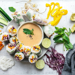 Vegane Sommerrollen mit Erdnuss-Chili-Dip
