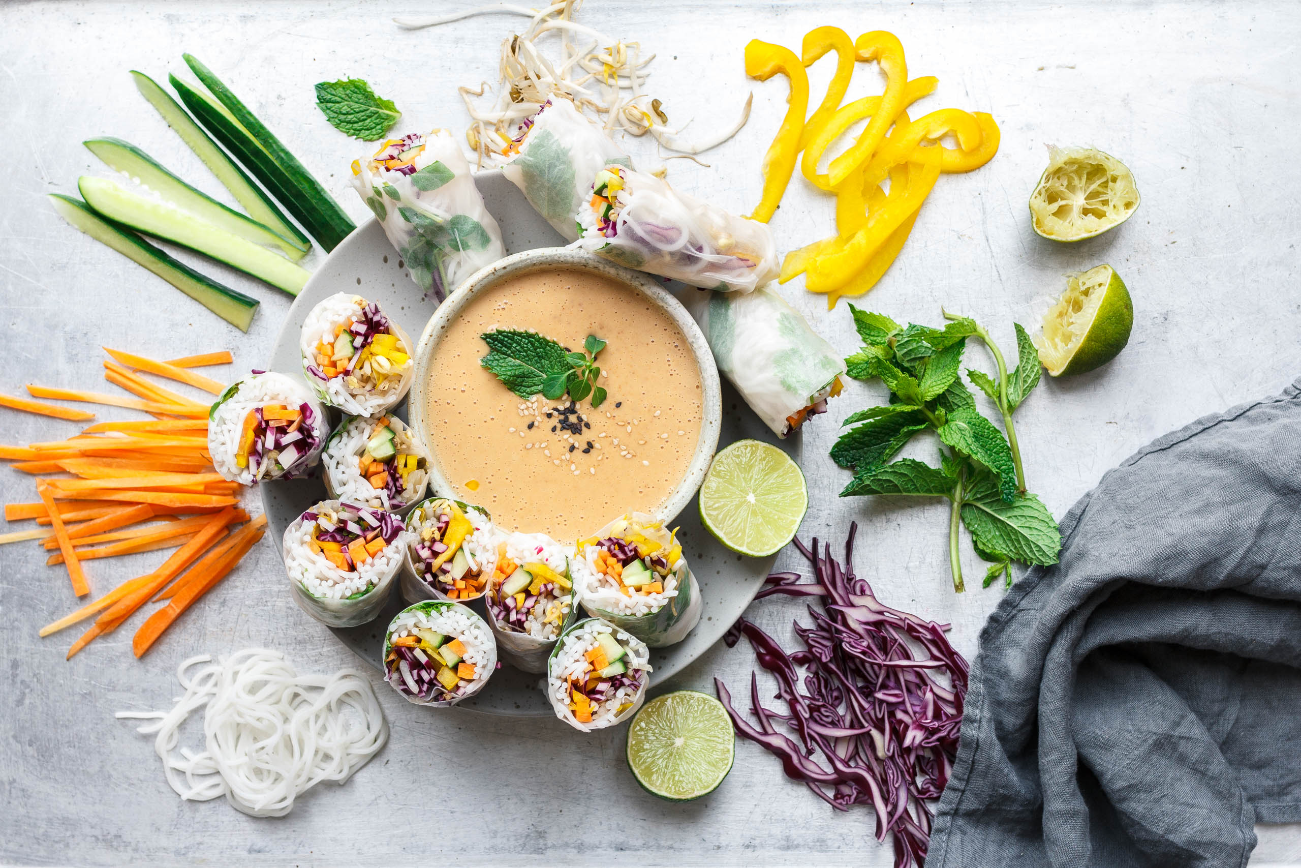 Vegane Sommerrollen mit Erdnuss-Chili-Dip