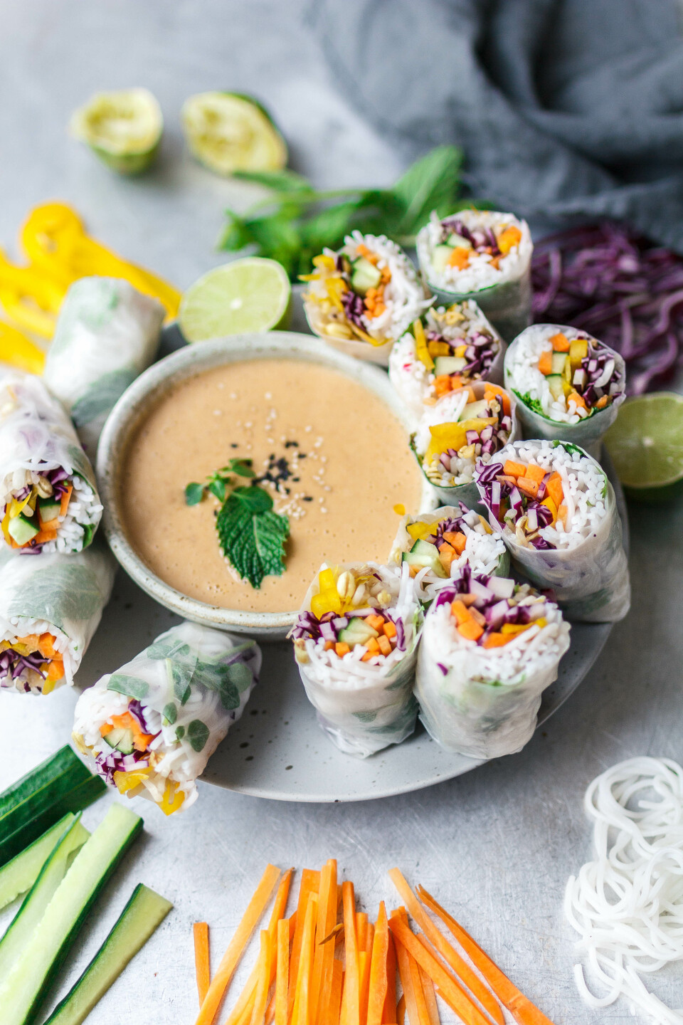 Vegane Sommerrollen mit Erdnuss-Chili-Dip