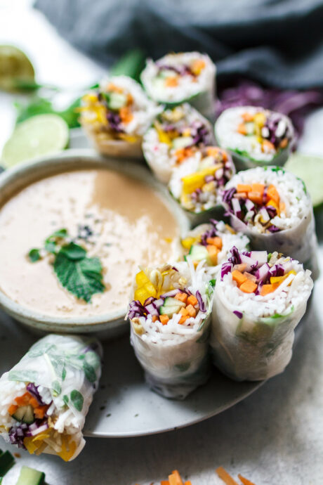 Vegane Sommerrollen mit Erdnuss-Chili-Dip