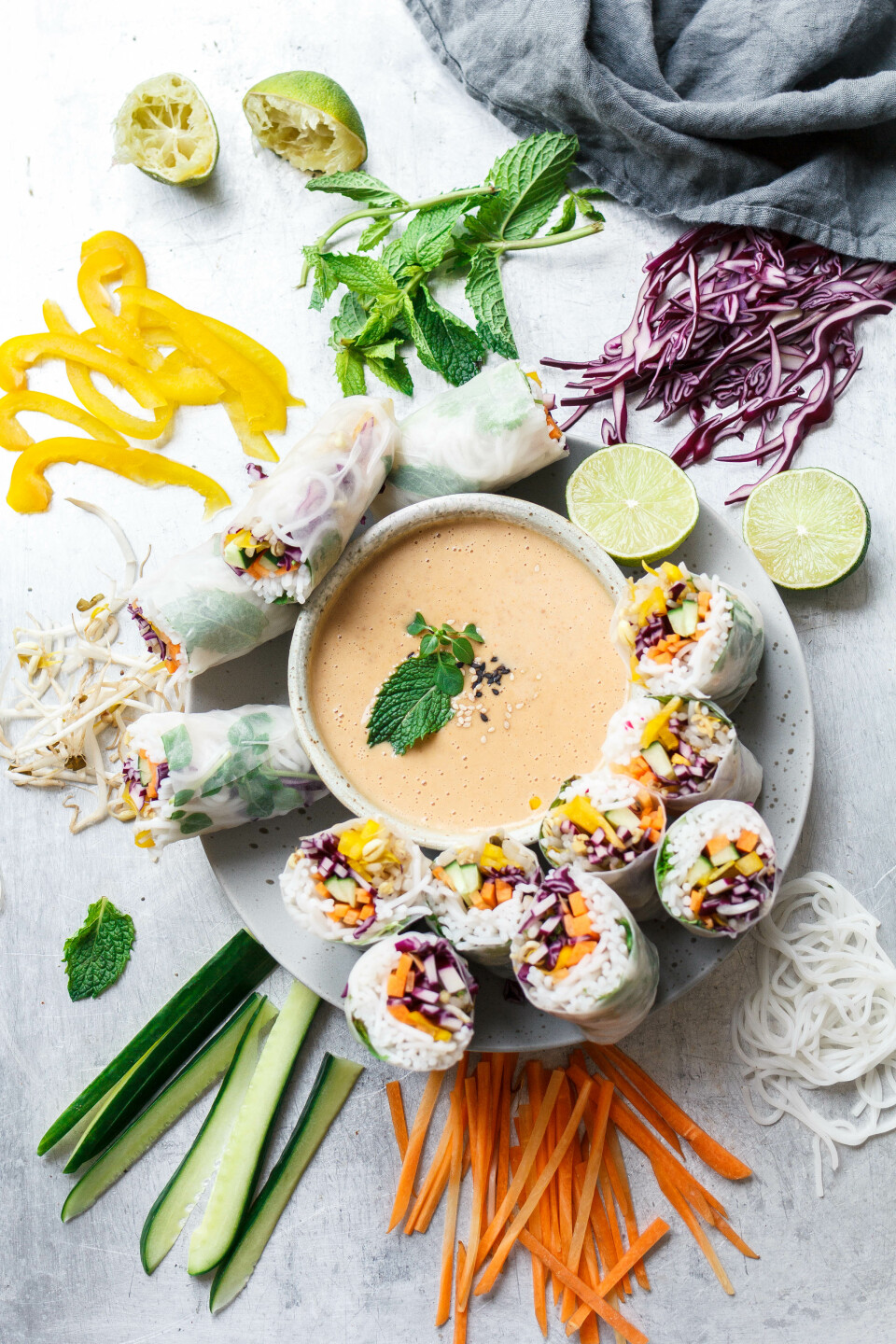 Vegane Sommerrollen mit Erdnuss-Chili-Dip