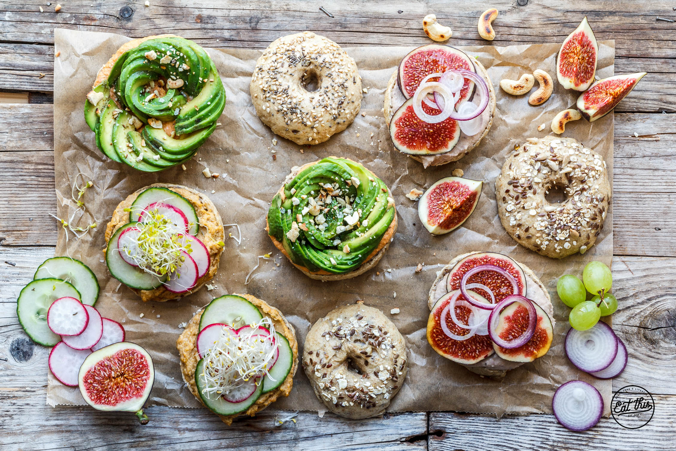 Vegane Vollkorn-Bagel mit Hummus