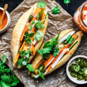 Veganes Bánh mì mit Zitronengras-Tofu & Sriracha-Mayo