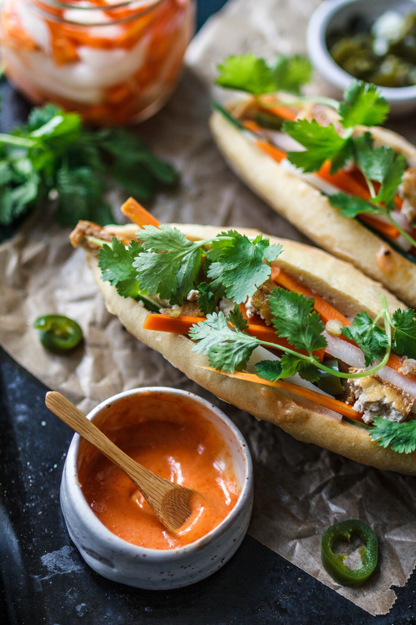 Veganes Bánh mì mit Zitronengras-Tofu & Sriracha-Mayo