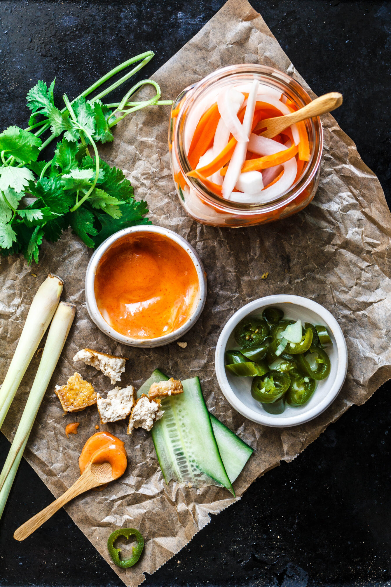 Zutaten für veganes Bánh mì mit Zitronengras-Tofu & Sriracha-Mayo
