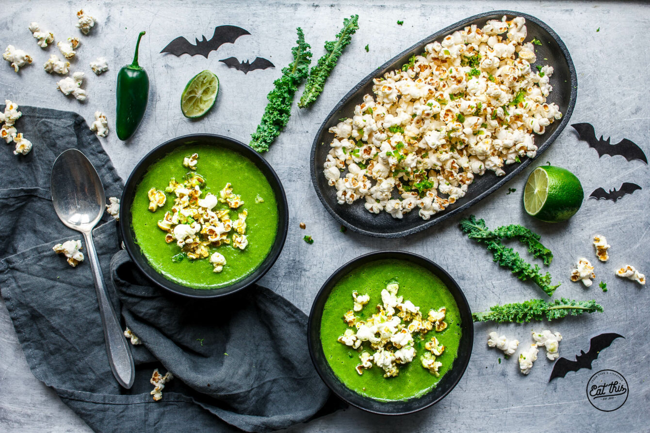 Giftgrüne Erbsen-Grünkohlsuppe mit feurigem Chili-Limetten-Popcorn • Halloween-Special