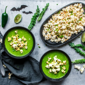 Giftgrüne Erbsen-Grünkohlsuppe mit feurigem Chili-Limetten-Popcorn • Halloween-Special