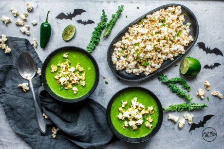 Giftgrüne Erbsen-Grünkohlsuppe mit feurigem Chili-Limetten-Popcorn • Halloween-Special