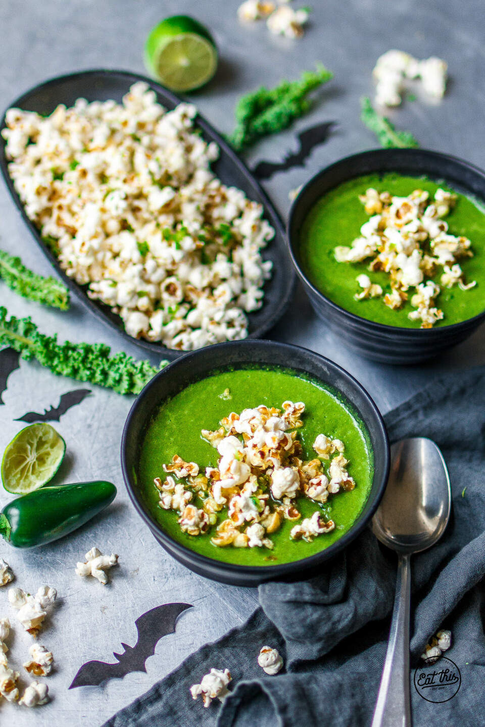 Halloween Special: Giftgrüne Erbsen-Grünkohlsuppe mit feurigem Chili-Limetten-Popcorn