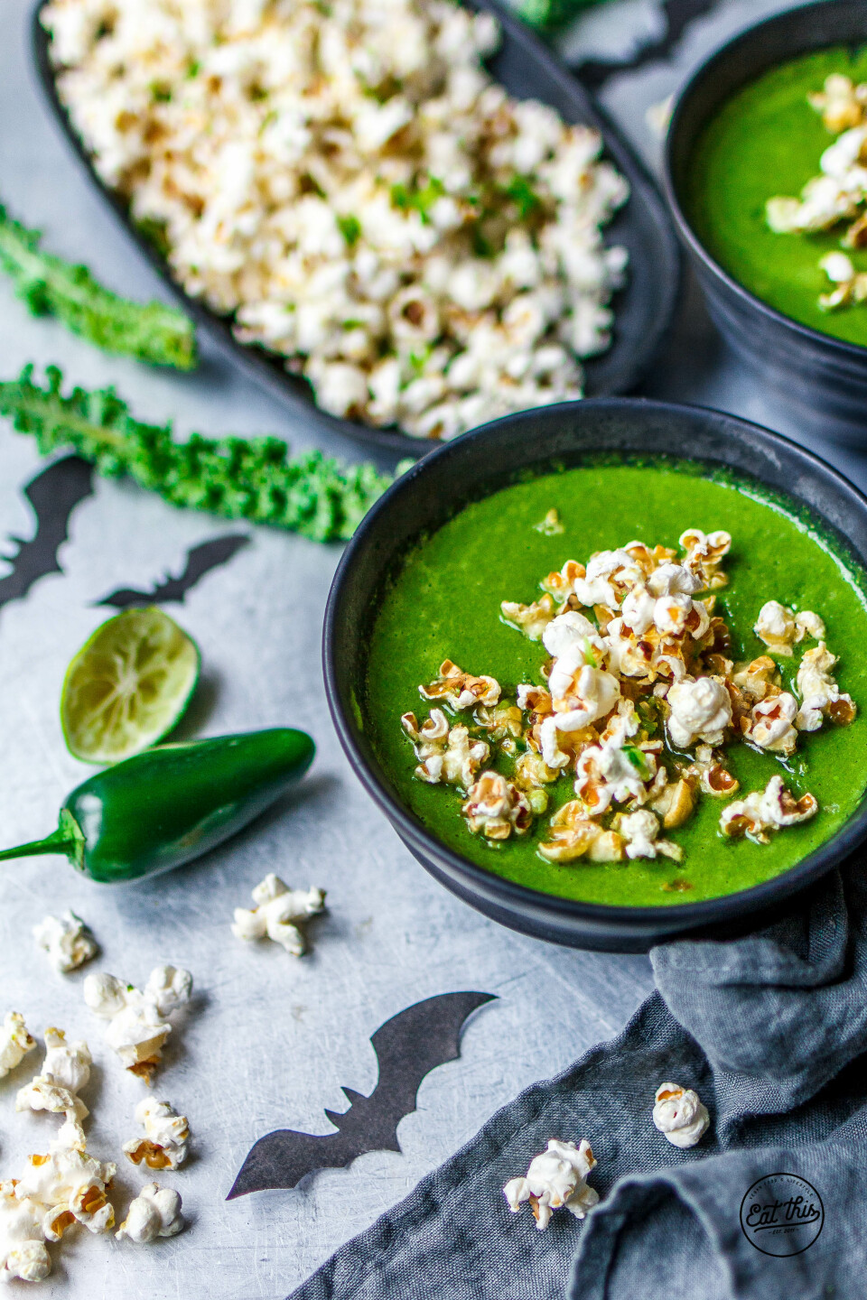 Halloween Special: Giftgrüne Erbsen-Grünkohlsuppe mit feurigem Chili-Limetten-Popcorn