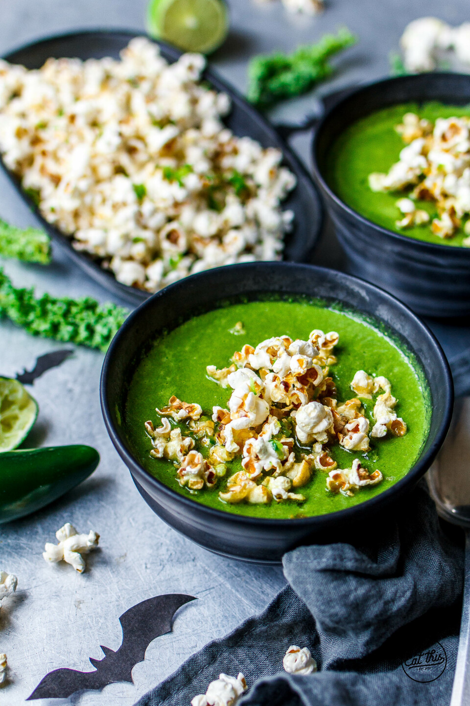 Halloween Special: Giftgrüne Erbsen-Grünkohlsuppe mit feurigem Chili-Limetten-Popcorn