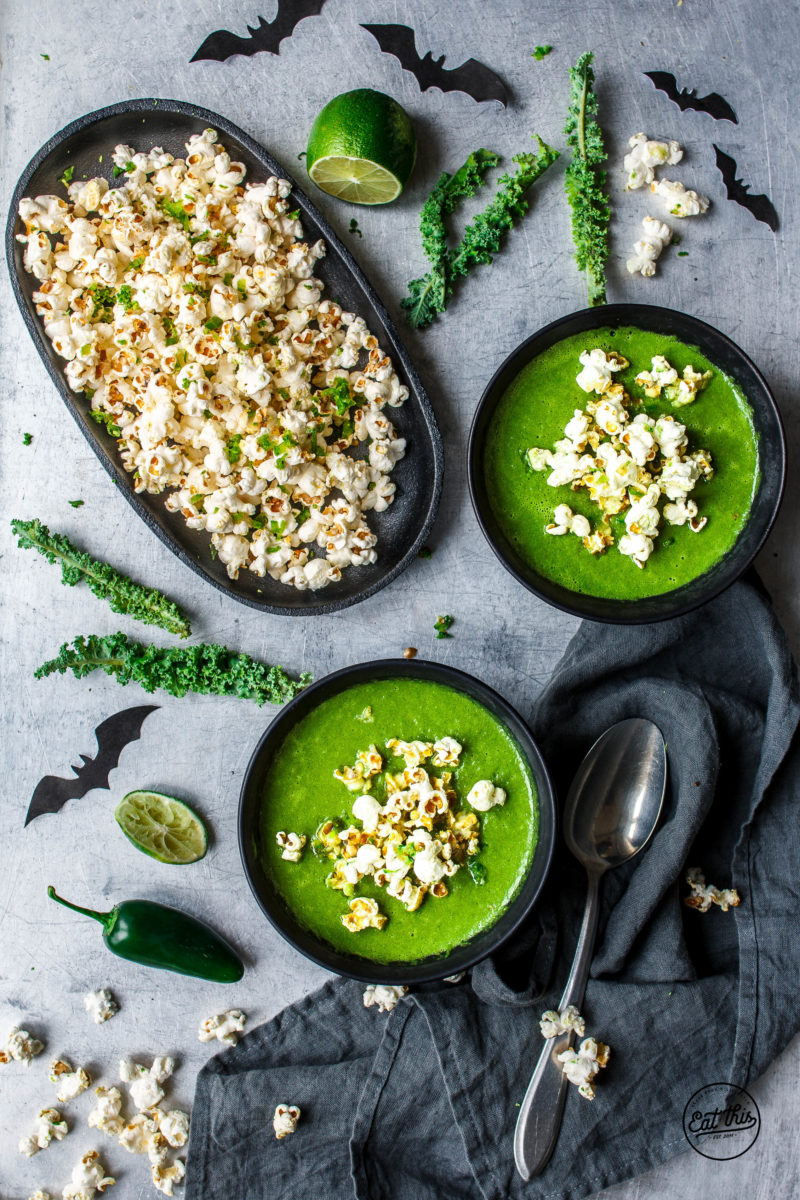 Halloween Special: Giftgrüne Erbsen-Grünkohlsuppe mit feurigem Chili-Limetten-Popcorn