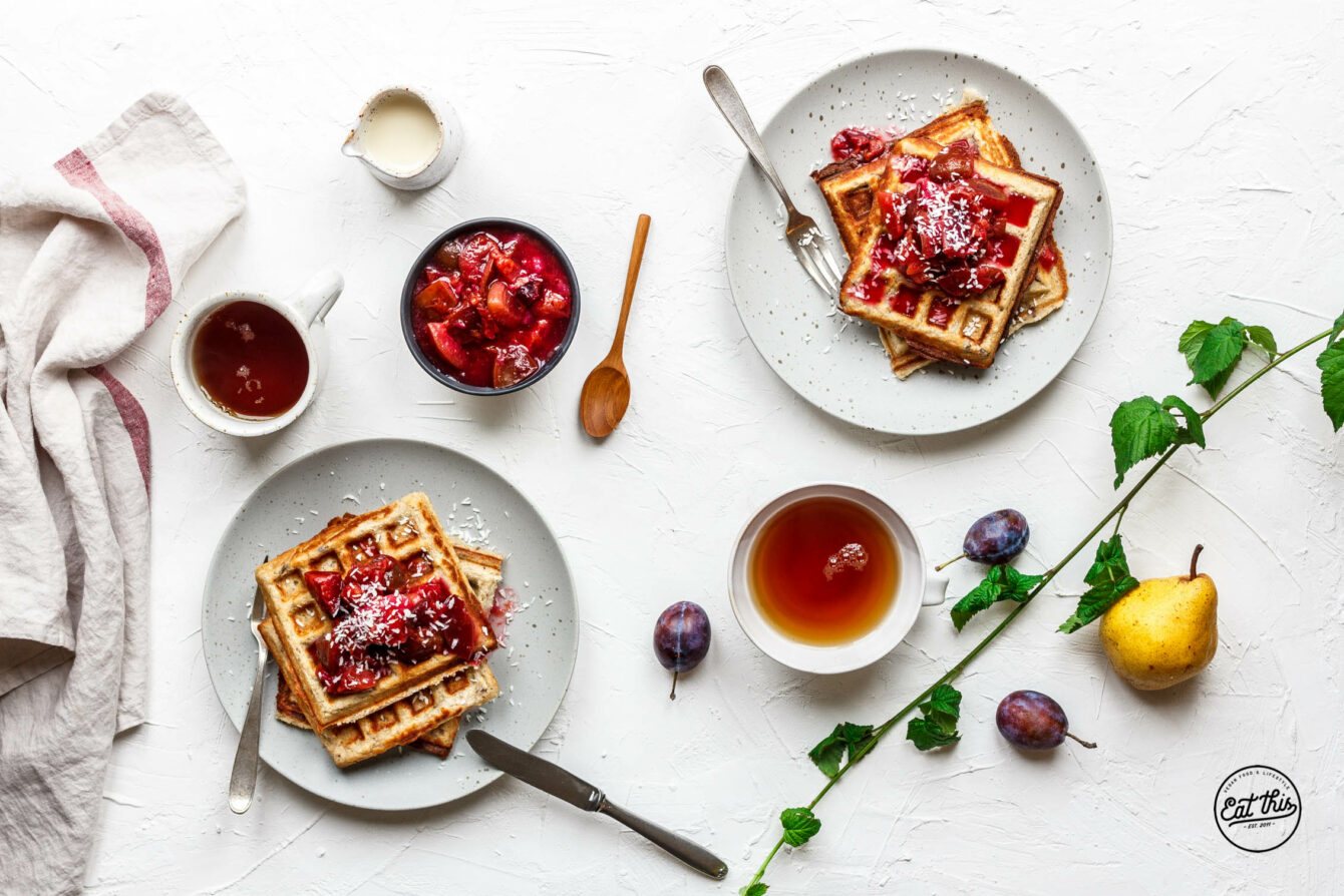 Kokoswaffeln mit Zwetschgen-Birnen-Kompott