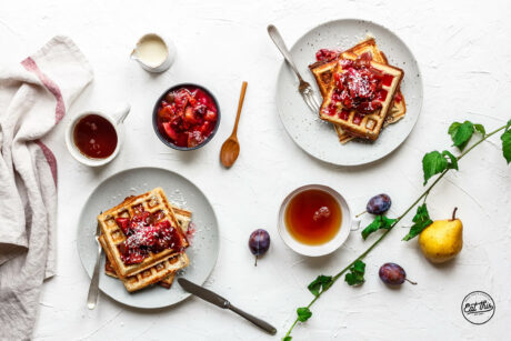 Kokoswaffeln mit Zwetschgen-Birnen-Kompott