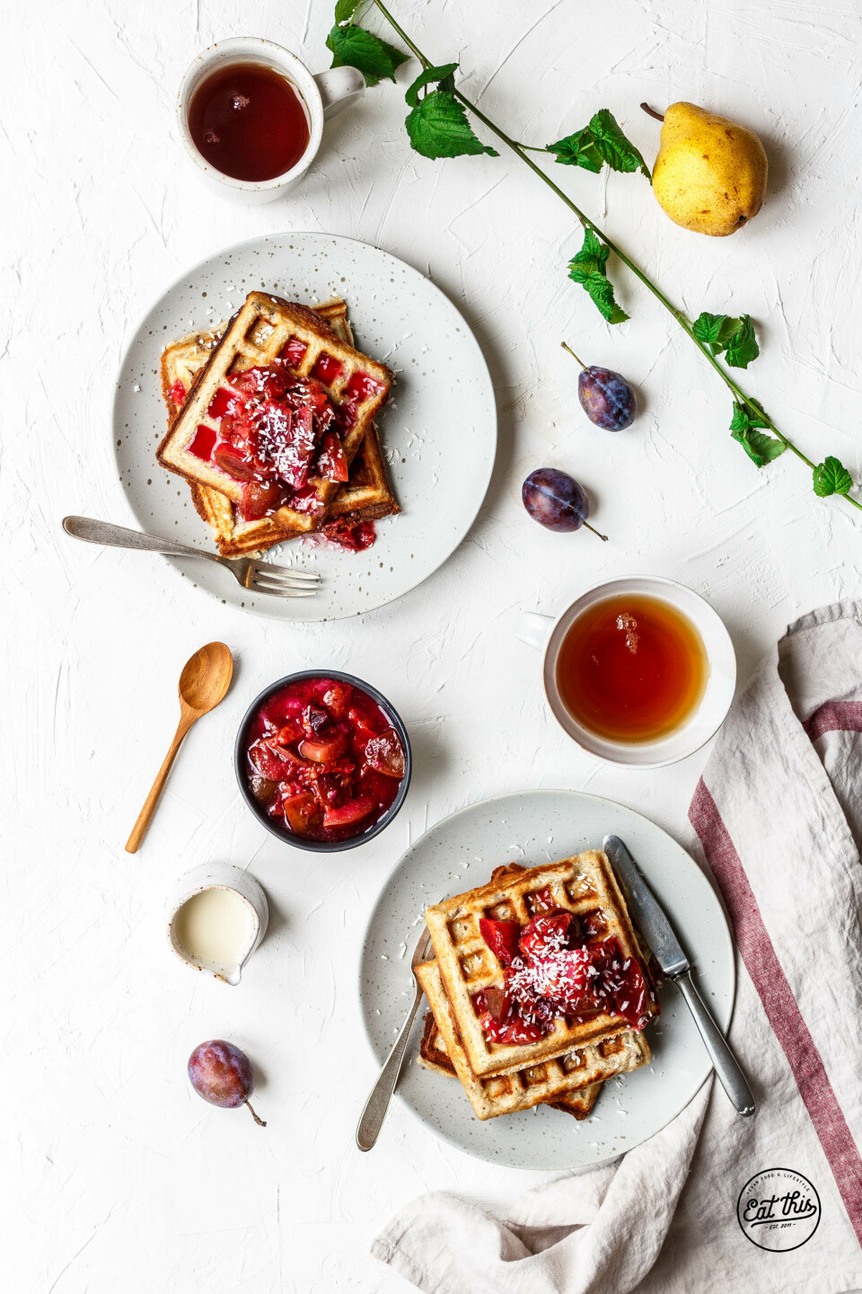 Kokoswaffeln mit Zwetschgen-Birnen-Kompott