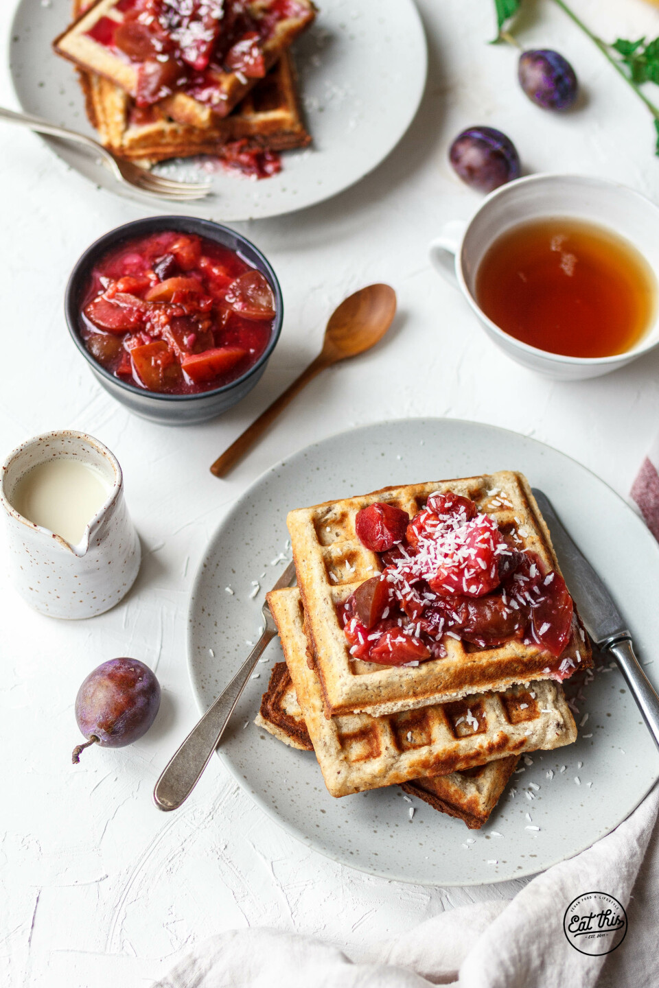 Kokoswaffeln mit Zwetschgen-Birnen-Kompott