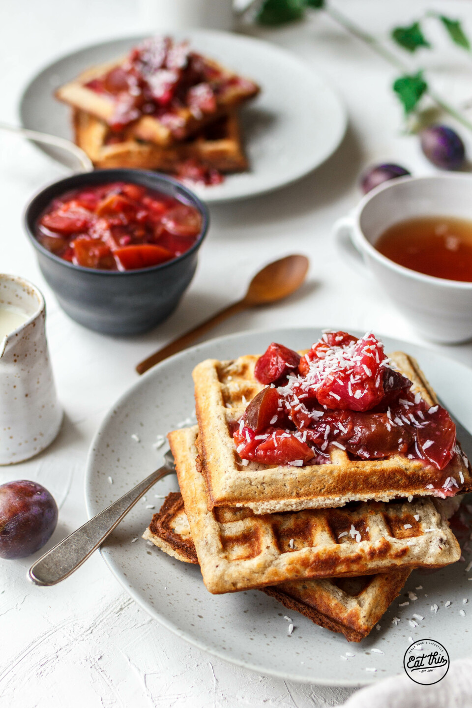 Kokoswaffeln mit Zwetschgen-Birnen-Kompott