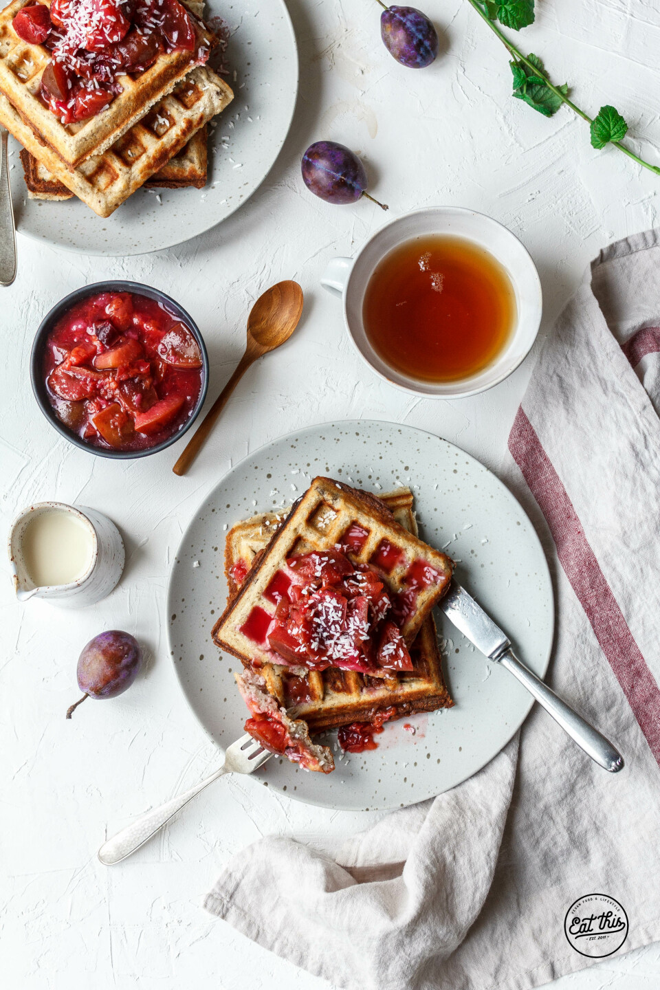 Kokoswaffeln mit Zwetschgen-Birnen-Kompott