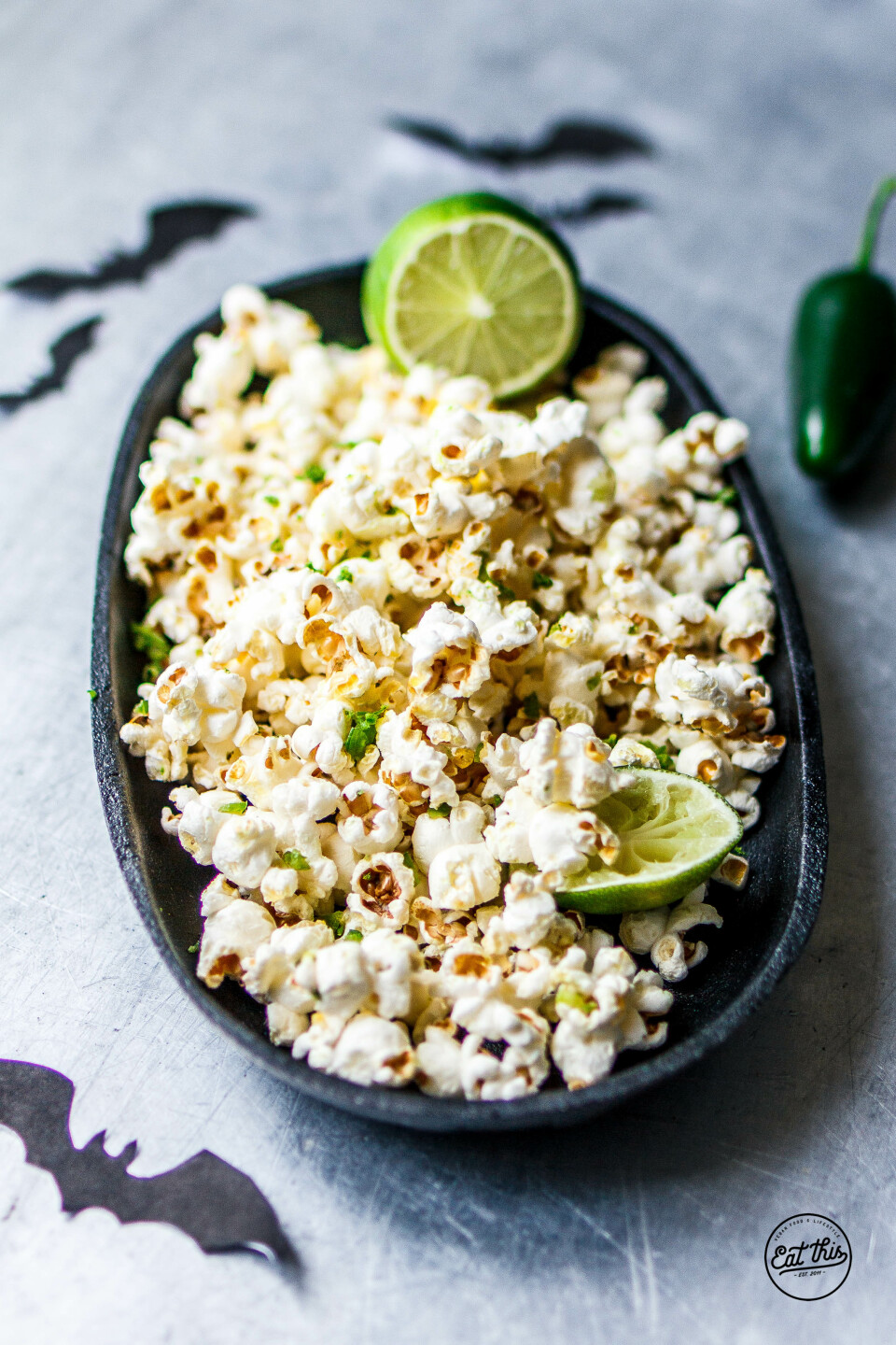 Giftgrüne Erbsen-Grünkohlsuppe mit feurigem Chili-Limetten-Popcorn • Halloween-Special