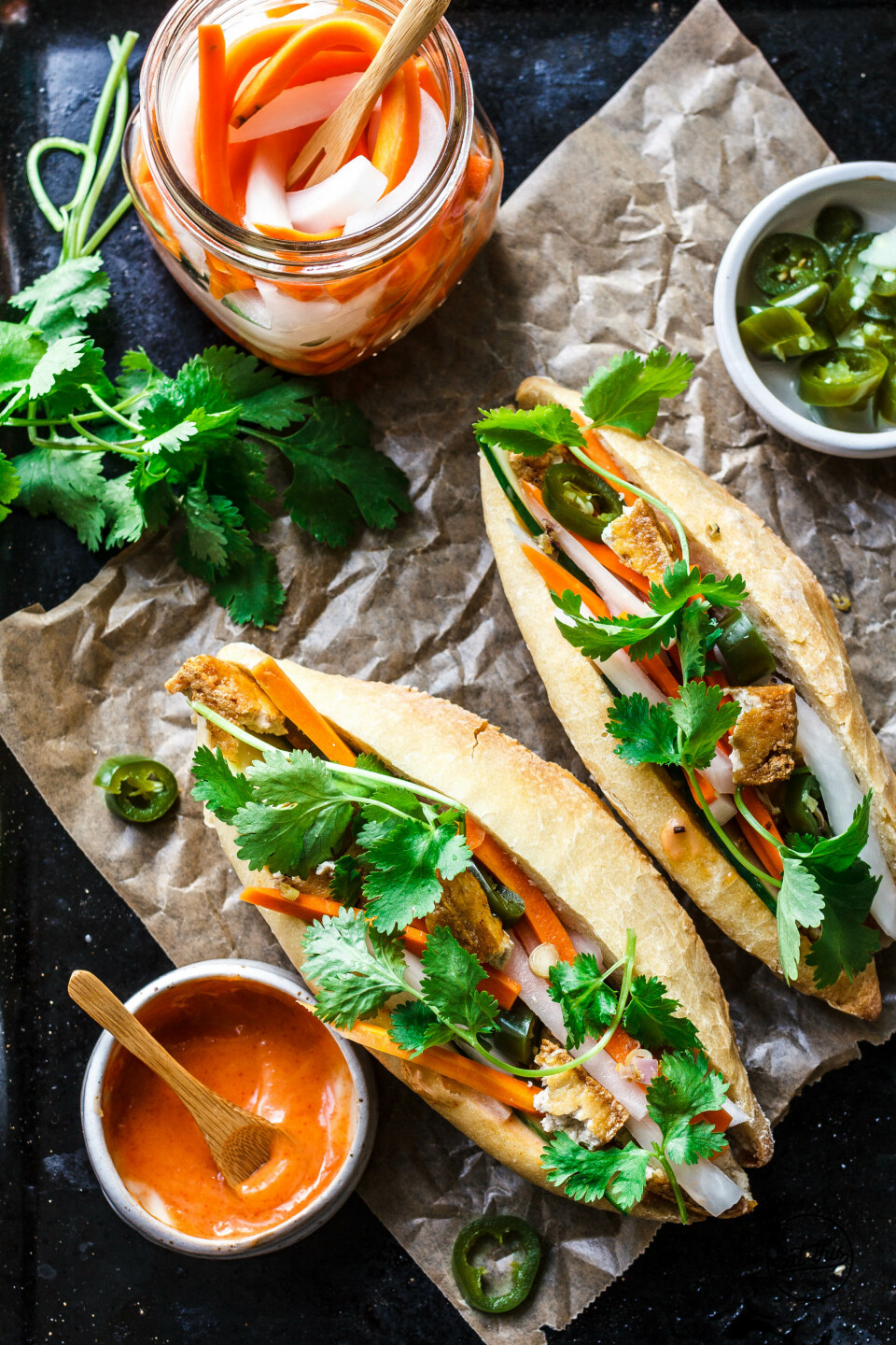 Veganes Bánh mì mit Zitronengrastofu & Srirachamayo