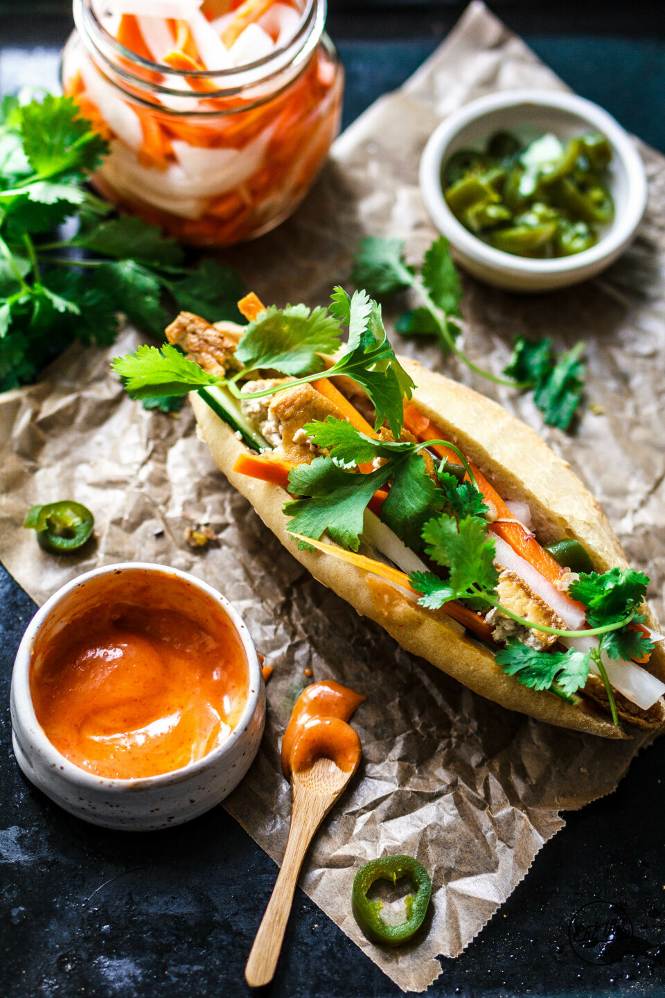 Veganes Bánh mì mit Zitronengrastofu & Srirachamayo