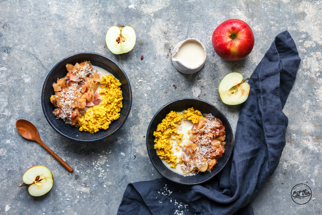 Goldene Milch-Hirseporridge mit schnellem Apfelkompott