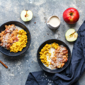 Goldene Milch-Hirseporridge mit schnellem Apfelkompott